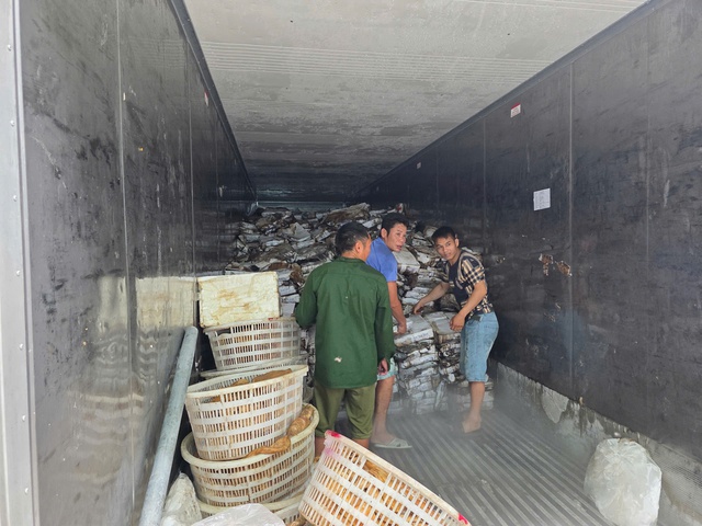 Phát hiện hơn 30 tấn thực phẩm bẩn tại biên giới Quảng Ninh- Ảnh 2. Phát hiện hơn 30 tấn thực phẩm bẩn tại biên giới Quảng Ninh- Ảnh 2.