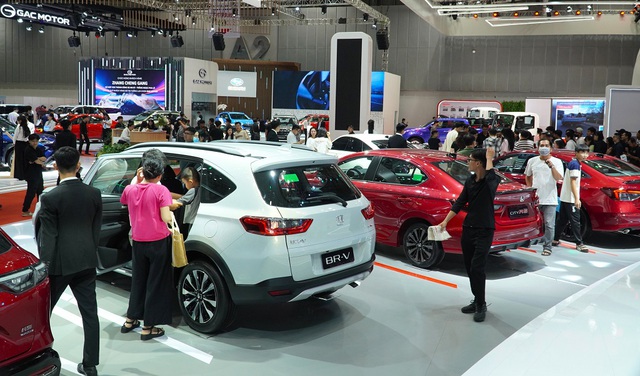 Xe mới đua nhau giảm giá mạnh, nên mua luôn hay tiếp tục chờ?