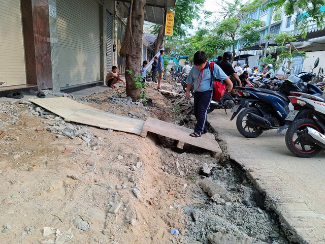 Thi công vỉa hè quá lâu- Ảnh 1.