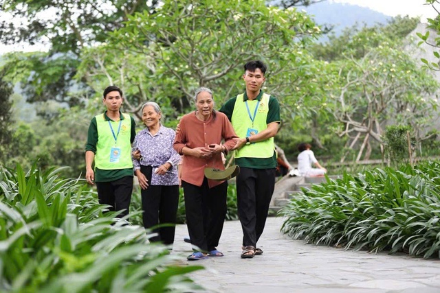 Con gái cõng mẹ gần 100 tuổi đi chiêm bái xá lợi Phật: 'Cõng Phật trên lưng'- Ảnh 2.