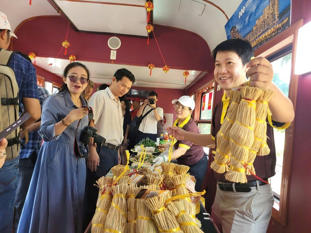 Độc đ&aacute;o du lịch bằng đường sắt tại B&igrave;nh Định - Ảnh 3.