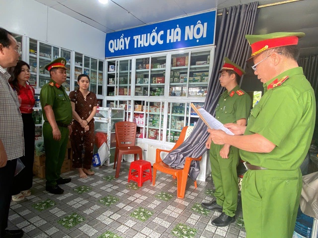 Quảng Bình: Phát hiện hàng ngàn sản phẩm tân dược trong 2 quầy thuốc không phép Quảng Bình: Phát hiện hàng ngàn sản phẩm tân dược trong 2 quầy thuốc không phép