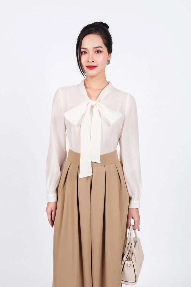 Đẹp chuẩn ‘nàng thơ’ công sở chỉ với áo sơ mi trắng - Ảnh 2.