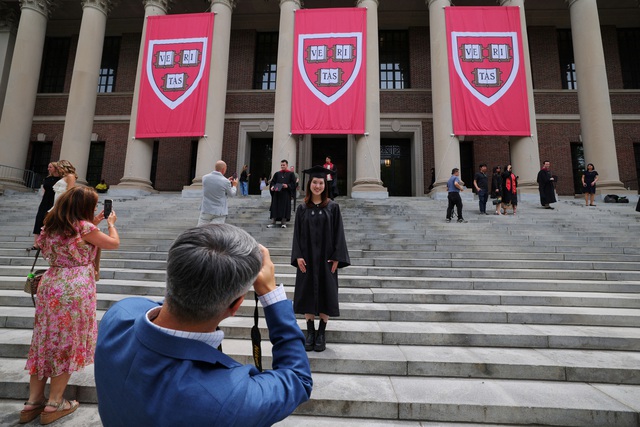 Mỹ kiểm tra gắt gao Harvard, không chỉ sinh viên quốc tế bị ảnh hưởng - Ảnh 1.