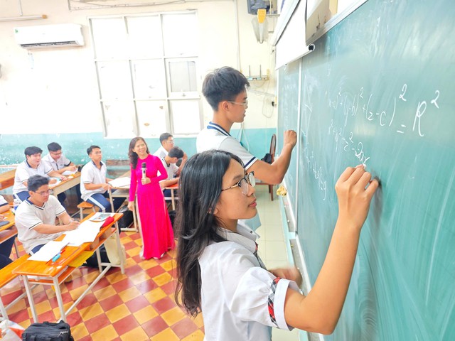 Ôn thi tốt nghiệp THPT các môn trắc nghiệm theo chương trình mới - Ảnh 1.