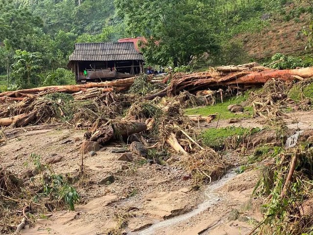 Lũ quét ập về trong đêm, đánh sập nhiều ngôi nhà- Ảnh 4.