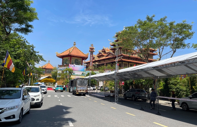 Dòng người đổ về chiêm bái xá lợi Phật, TP.Đà Nẵng phân luồng giao thông ra sao?- Ảnh 2. Dòng người đổ về chiêm bái xá lợi Phật, TP.Đà Nẵng phân luồng giao thông ra sao?- Ảnh 2.