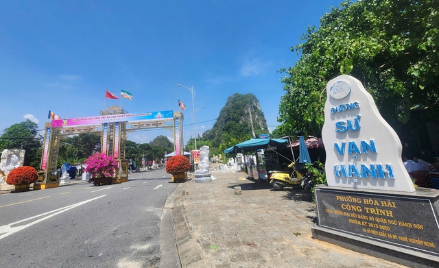 Dòng người đổ về chiêm bái xá lợi Phật, TP.Đà Nẵng phân luồng giao thông ra sao?- Ảnh 1. Dòng người đổ về chiêm bái xá lợi Phật, TP.Đà Nẵng phân luồng giao thông ra sao?- Ảnh 1.