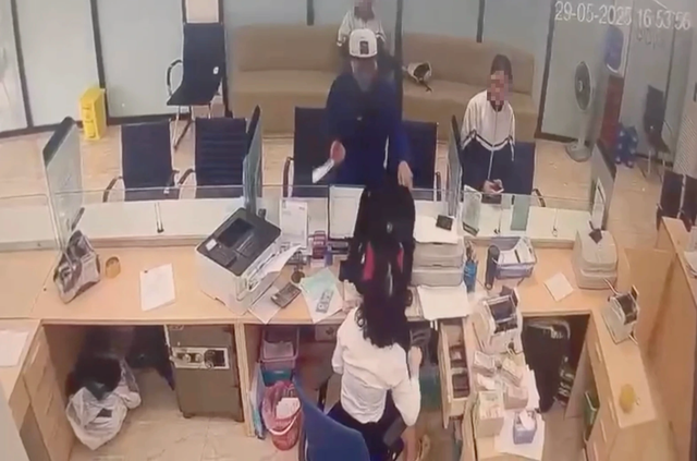 Truy bắt nghi phạm cướp ng&acirc;n h&agrave;ng ở Quảng Ninh- Ảnh 1.