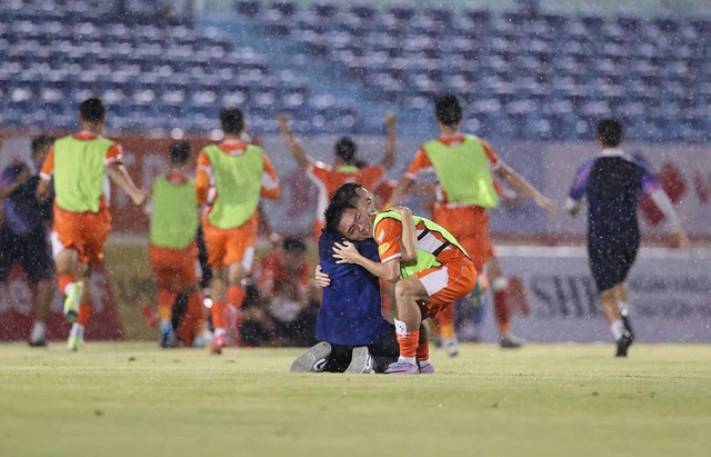 CLB Đà Nẵng chưa 'buông', cuộc đua trụ hạng quá khó lường- Ảnh 1. CLB Đà Nẵng chưa 'buông', cuộc đua trụ hạng quá khó lường- Ảnh 1.