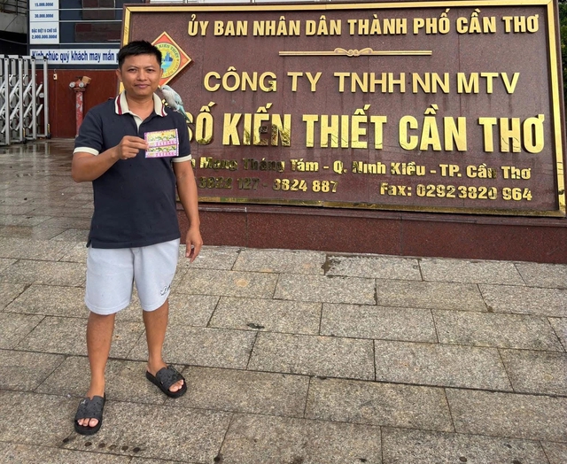 Đang đi hái dừa mướn, người đàn ông mua 2 tờ vé số bỗng trúng độc đắc - Ảnh 3.