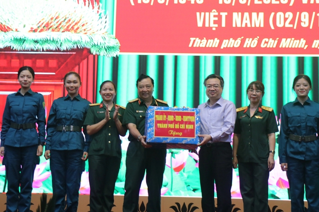 &Ocirc;ng Nguyễn Thanh Nghị tặng qu&agrave; cho khối nữ du k&iacute;ch miền Nam thamgia diễu binh 2.9 - Ảnh 2.