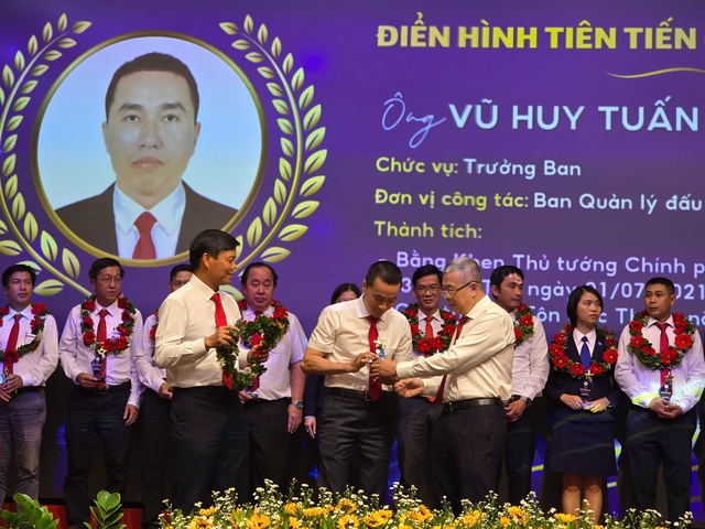 Tuyên dương 182 cá nhân và tập thể điển hình tiên tiến ở EVNHCMC - Ảnh 3.