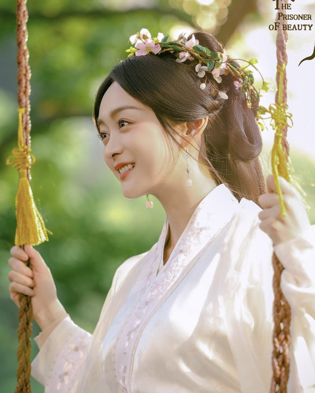 Mỹ nhân gây ấn tượng với vẻ đẹp không tuổi trong phim 'Khom lưng'- Ảnh 2. Mỹ nhân gây ấn tượng với vẻ đẹp không tuổi trong phim 'Khom lưng'- Ảnh 2.
