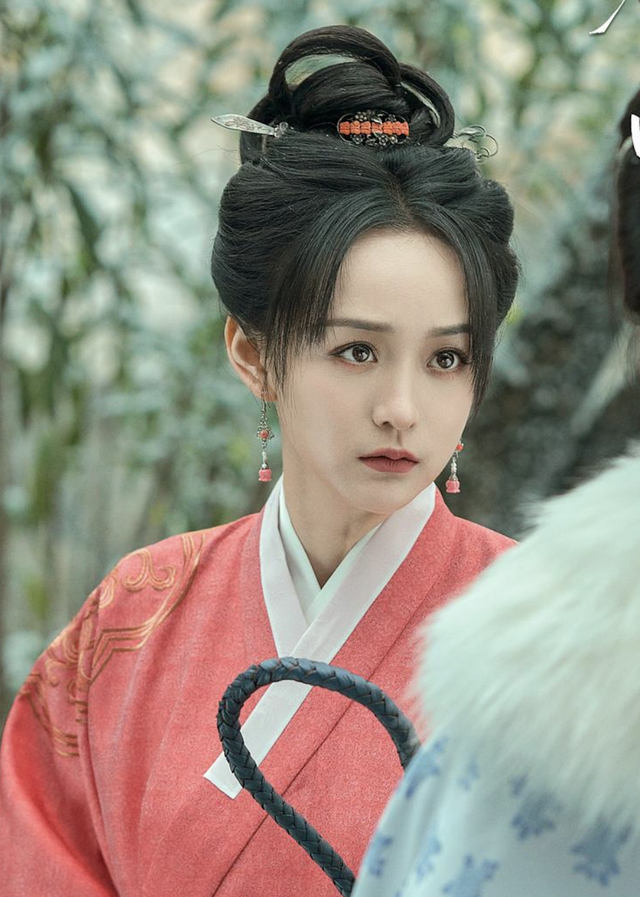 Mỹ nhân gây ấn tượng với vẻ đẹp không tuổi trong phim 'Khom lưng'- Ảnh 4. Mỹ nhân gây ấn tượng với vẻ đẹp không tuổi trong phim 'Khom lưng'- Ảnh 4.
