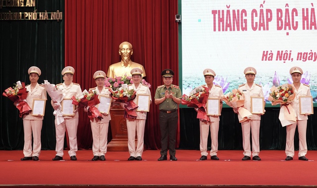 Hơn 5.000 cán bộ của Công an Hà Nội được thăng hàm, nâng lương - Ảnh 1.