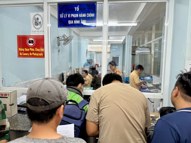 Nộp phạt nguội sao phải 'bưng cả người' qua trụ sở CSGT làm thủ tục?- Ảnh 3. Nộp phạt nguội sao phải 'bưng cả người' qua trụ sở CSGT làm thủ tục?- Ảnh 3.
