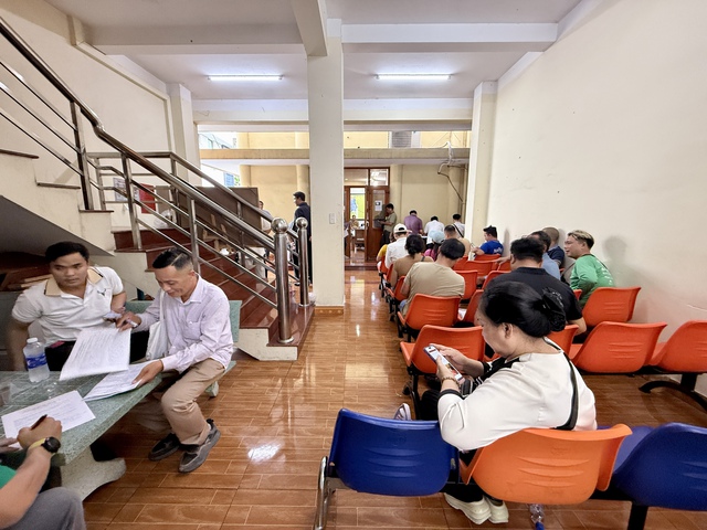 Nộp phạt nguội sao phải 'bưng cả người' qua trụ sở CSGT làm thủ tục?- Ảnh 1. Nộp phạt nguội sao phải 'bưng cả người' qua trụ sở CSGT làm thủ tục?- Ảnh 1.