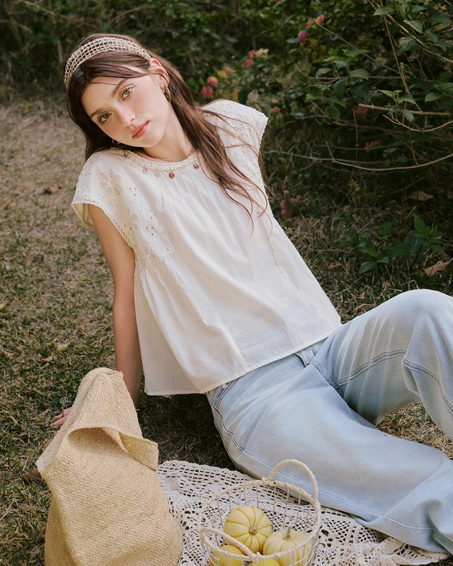 Những món đồ hoàn hảo khi diện cùng quần jeans - Ảnh 1.