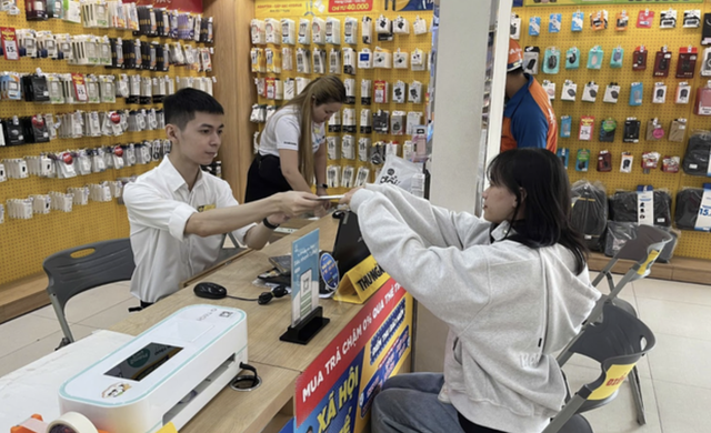 Thế Giới Di Động ph&aacute;t triển dịch vụ nạp r&uacute;t chuyển tiền tại cửa h&agrave;ng tiện lợi - Ảnh 1.