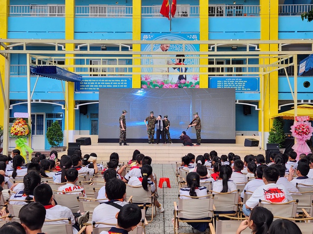 Lễ tổng kết năm học độc đáo: Học sinh xem kịch, nghe thông điệp mùa hè - Ảnh 2.