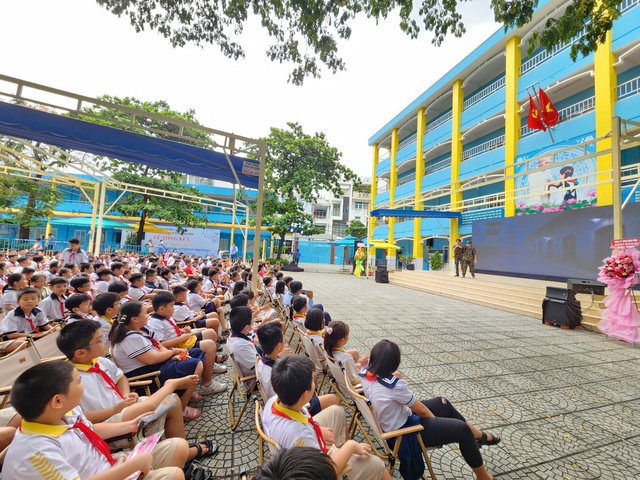 Lễ tổng kết năm học độc đáo: Học sinh xem kịch, nghe thông điệp mùa hè - Ảnh 6.