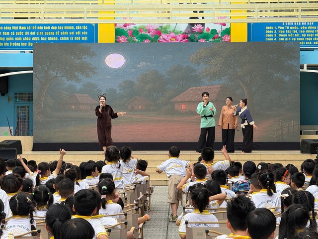 Lễ tổng kết năm học độc đáo: Học sinh xem kịch, nghe thông điệp mùa hè - Ảnh 7.