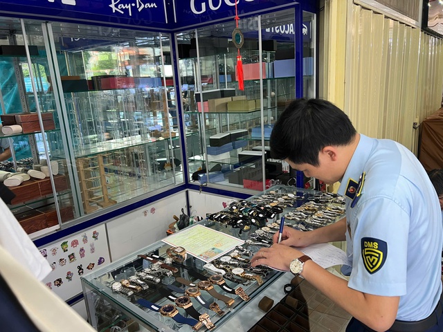 Chi cục Quản lý thị trường phát hiện nhiều hàng giả ở chợ Bến Thành, Saigon Square - Ảnh 3.