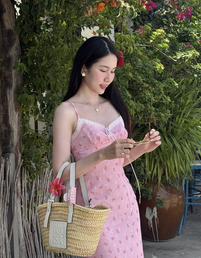 Nhẹ nhàng mà cuốn hút, túi cói chiếm sóng thời trang hè 2025- Ảnh 3.