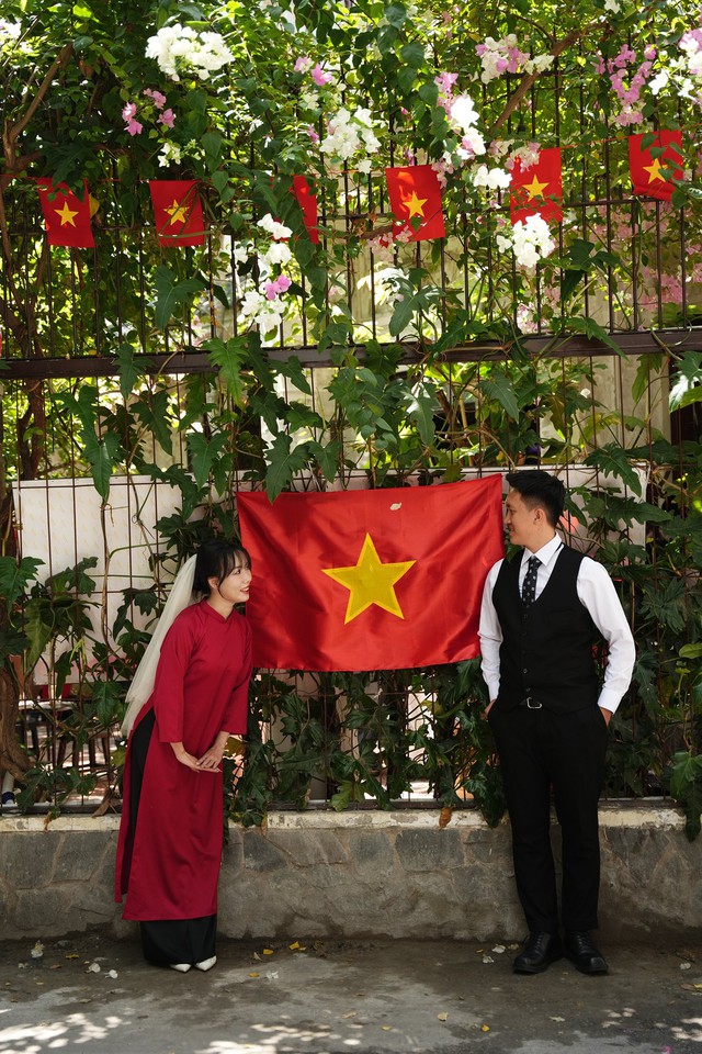 Cặp đôi chụp ảnh cưới với dàn trực thăng kéo cờ đỏ sao vàng gây sốt mạng - Ảnh 1.