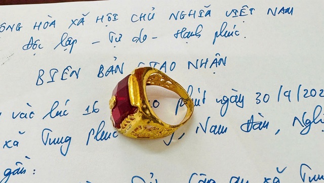 Nhặt được 3 chỉ vàng khi nhặt ve chai, báo công an tìm người đánh mất Nhặt được 3 chỉ vàng khi nhặt ve chai, báo công an tìm người đánh mất