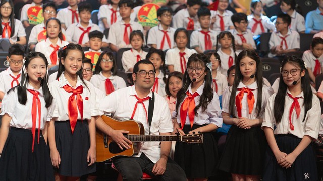 Phát sóng chương trình Giai điệu tự hào 'Khăn quàng thắm vai em'- Ảnh 4. Phát sóng chương trình Giai điệu tự hào 'Khăn quàng thắm vai em'- Ảnh 4.