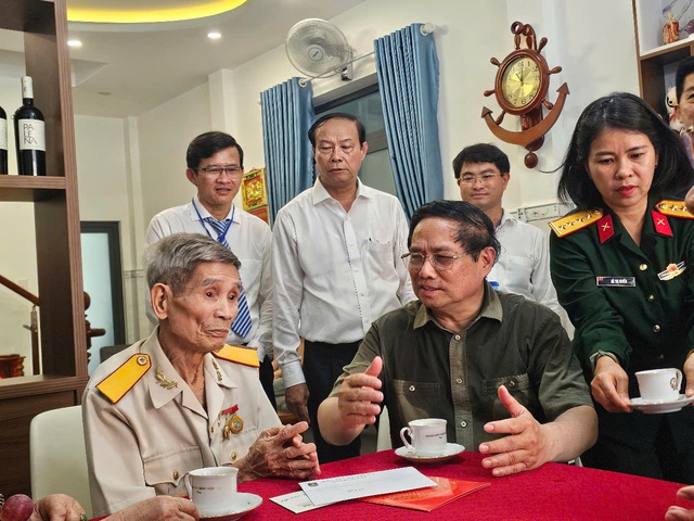 Thủ tướng Phạm Minh Chính thăm Nghĩa trang Hàng Dương tại Bà Rịa - Vũng Tàu - Ảnh 10. Thủ tướng Phạm Minh Chính thăm Nghĩa trang Hàng Dương tại Bà Rịa - Vũng Tàu - Ảnh 10.