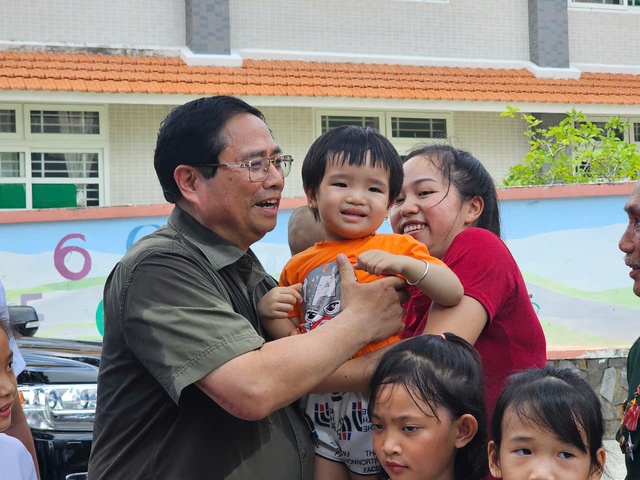 Thủ tướng Phạm Minh Chính thăm Nghĩa trang Hàng Dương tại Bà Rịa - Vũng Tàu - Ảnh 8. Thủ tướng Phạm Minh Chính thăm Nghĩa trang Hàng Dương tại Bà Rịa - Vũng Tàu - Ảnh 8.
