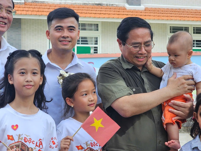 Thủ tướng Phạm Minh Chính thăm Nghĩa trang Hàng Dương tại Bà Rịa - Vũng Tàu - Ảnh 11. Thủ tướng Phạm Minh Chính thăm Nghĩa trang Hàng Dương tại Bà Rịa - Vũng Tàu - Ảnh 11.
