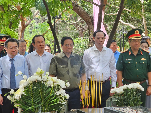 Thủ tướng Phạm Minh Chính thăm Nghĩa trang Hàng Dương tại Bà Rịa - Vũng Tàu - Ảnh 3. Thủ tướng Phạm Minh Chính thăm Nghĩa trang Hàng Dương tại Bà Rịa - Vũng Tàu - Ảnh 3.