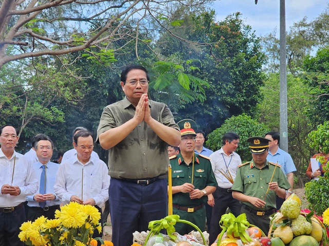 Thủ tướng Phạm Minh Chính thăm Nghĩa trang Hàng Dương tại Bà Rịa - Vũng Tàu - Ảnh 4. Thủ tướng Phạm Minh Chính thăm Nghĩa trang Hàng Dương tại Bà Rịa - Vũng Tàu - Ảnh 4.