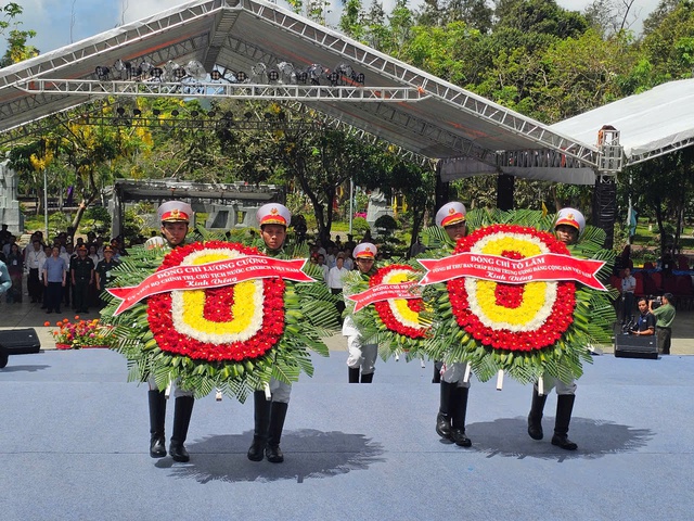 Thủ tướng Phạm Minh Chính viếng Nghĩa trang Hàng Dương và thăm cựu tù Côn Đảo Thủ tướng Phạm Minh Chính viếng Nghĩa trang Hàng Dương và thăm cựu tù Côn Đảo