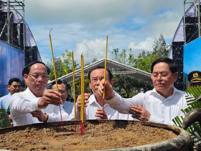 Thủ tướng Phạm Minh Chính thăm Nghĩa trang Hàng Dương tại Bà Rịa - Vũng Tàu - Ảnh 6. Thủ tướng Phạm Minh Chính thăm Nghĩa trang Hàng Dương tại Bà Rịa - Vũng Tàu - Ảnh 6.