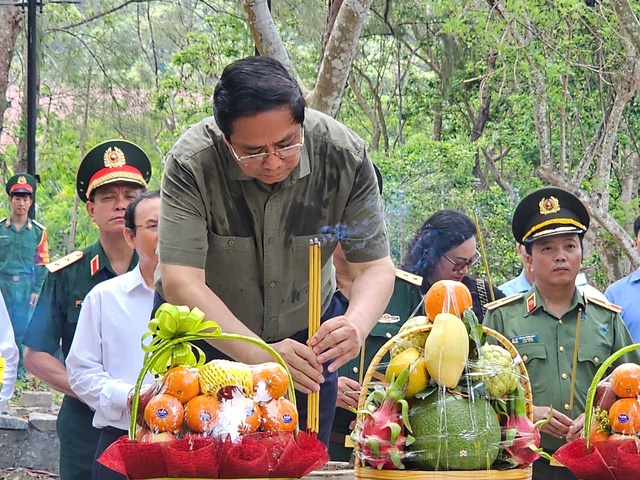 Thủ tướng Phạm Minh Chính thăm Nghĩa trang Hàng Dương tại Bà Rịa - Vũng Tàu - Ảnh 5. Thủ tướng Phạm Minh Chính thăm Nghĩa trang Hàng Dương tại Bà Rịa - Vũng Tàu - Ảnh 5.