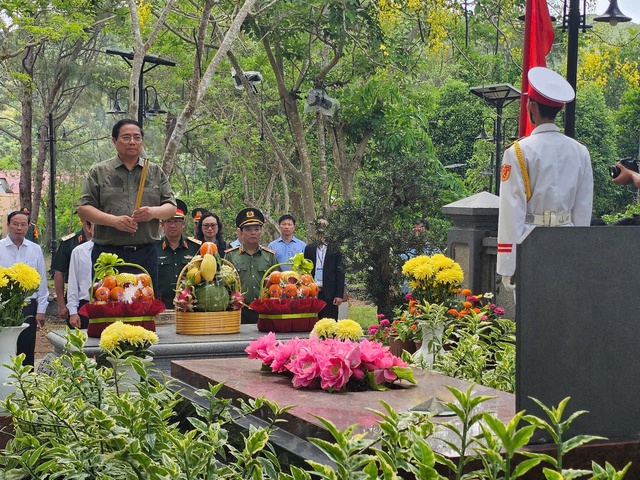Thủ tướng Phạm Minh Chính thăm Nghĩa trang Hàng Dương tại Bà Rịa - Vũng Tàu - Ảnh 2. Thủ tướng Phạm Minh Chính thăm Nghĩa trang Hàng Dương tại Bà Rịa - Vũng Tàu - Ảnh 2.