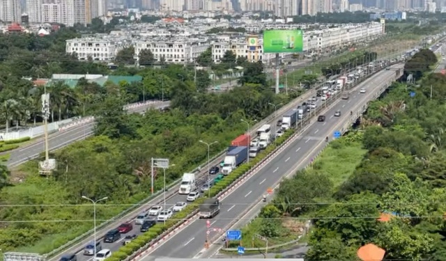 Tai nạn liên hoàn xe container trên cao tốc, giao thông TP.HCM  ùn ứ kéo dài- Ảnh 5.