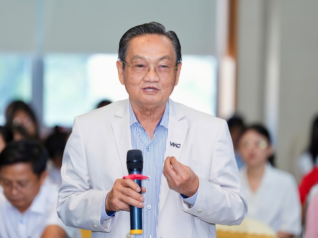 Việt Nam đang phải 'đánh nhau với 16 gã khổng lồ' - Ảnh 1.