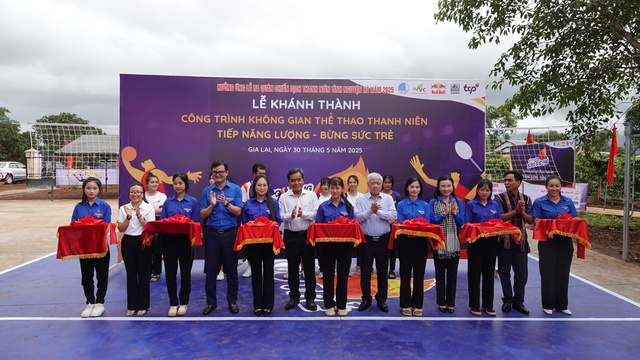 Tặng công trình sân chơi thể thao cho bà con làng Mrông Yố 1- Ảnh 1. Tặng công trình sân chơi thể thao cho bà con làng Mrông Yố 1- Ảnh 1.