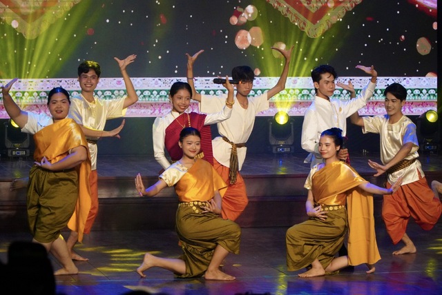 Thứ trưởng Bộ VH-TT-DL nhắn gửi sinh viên dân tộc thiểu số làm chủ '3 không gian' này- Ảnh 1. Thứ trưởng Bộ VH-TT-DL nhắn gửi sinh viên dân tộc thiểu số làm chủ '3 không gian' này- Ảnh 1.