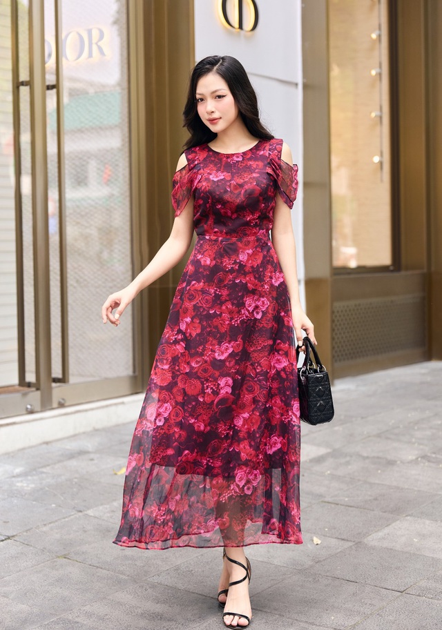 Nhẹ bước trong nắng với những thiết kế họa tiết bay bổng- Ảnh 3. Nhẹ bước trong nắng với những thiết kế họa tiết bay bổng- Ảnh 3.