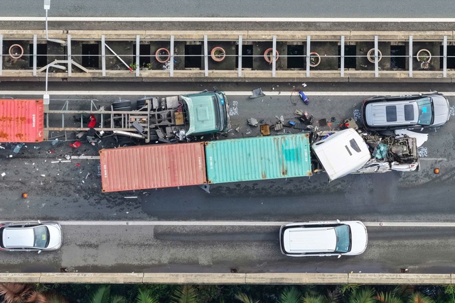 Tai nạn liên hoàn xe container trên cao tốc, giao thông TP.HCM  ùn ứ kéo dài- Ảnh 2.