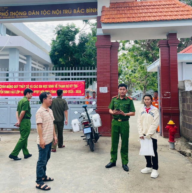 B&igrave;nh Thuận: Cảnh s&aacute;t cứu th&iacute; sinh đi nhầm điểm thi kịp giờ - Ảnh 1.