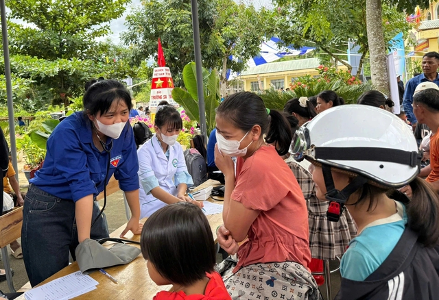 Thanh niên tình nguyện hè 2025 xây dựng đường điện mặt trời tại Kon Tum - Ảnh 1. Thanh niên tình nguyện hè 2025 xây dựng đường điện mặt trời tại Kon Tum - Ảnh 1.