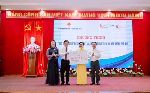 Trao 10 tỉ đồng xóa nhà tạm và 2 tỉ đồng tiếp sức cho bệnh nhi nghèo- Ảnh 1.